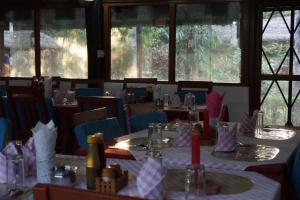 Restaurant o un lloc per menjar a Forest Hideaway Resort Pvt Ltd
