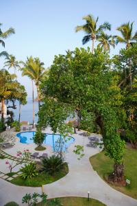 Una vista aérea de un resort con piscina y palmeras. en O Pescador an Indy Resort, en Panaji