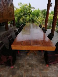 una mesa de madera con sillas alrededor en un patio en Heanmaeloung Resort., en Chiang Mai 43 fotos más