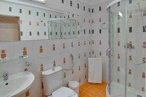 Koupelna v ubytování Hotel Tranzzit + 37 fotografií