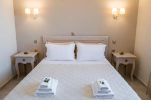 A bed or beds in a room at Kampaki Stone Houses
