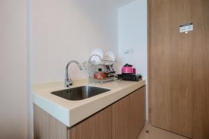 Η κουζίνα ή μικρή κουζίνα στο Fabulous Tree Park City Cikokol Studio Apartment near Shopping Mall By Travelio +4 φωτογραφίες