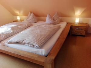 two twin beds in a room with two lamps at Ferienwohnungen Porisch in Egloffstein