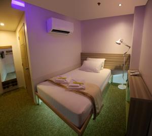 Una cama o camas en una habitación de 1010 Hotel