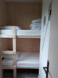 ein Etagenbett in einem Zimmer mit einem Etagenbett, einem gmaxwell gmaxwell gmaxwell gmaxwell in der Unterkunft Chalet "Les Gobelins" in Paimpont