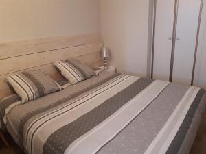 アンデルノ・レ・バンにあるAppartandernosのベッドルーム1室(枕2つ付)