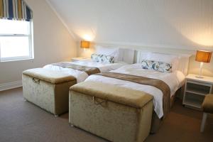 2 camas en una habitación de hotel con 2 reposapiés en Katberg Eco Golf Estate en Balfour