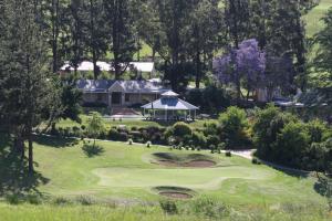 uma vista aérea de um campo de golfe com uma casa em Katberg Eco Golf Estate em Balfour