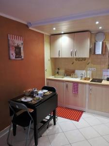- une cuisine avec une table, des chaises et un comptoir dans l'établissement Le Malte, à Menton