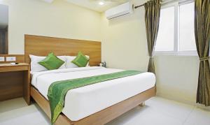 una camera da letto con un letto grande e una finestra di Itsy Hotels Jansi Residency a Coimbatore