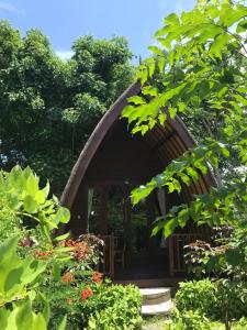 a small cabin in the middle of some trees at Meno Madia Bungalows in Gili Meno
