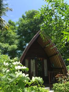 a small hut in the middle of some trees at Meno Madia Bungalows in Gili Meno