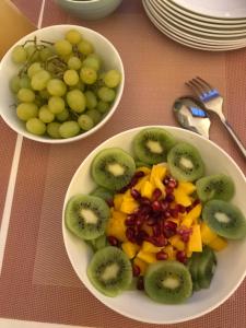 two bowls of fruit on top of a table at B&B Kaai 16 in Halle