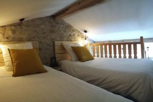 Auzat的住宿－la feda gîte Pyrénées Ariégeoises，两张睡床彼此相邻,位于一个房间里