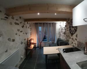 Kuchyň nebo kuchyňský kout v ubytování la feda gîte Pyrénées Ariégeoises + 16 fotografií