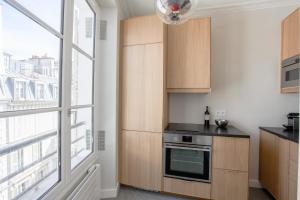 Virtuvė arba virtuvėlė apgyvendinimo įstaigoje Apartment 4 people Saint-Germain-des-Près - Quartier Latin by Weekome