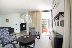 ヴィシュニャンにあるVilla Annaのソファとテーブルのあるリビングルーム