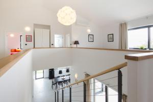 ヴィシュニャンにあるVilla Annaの白い壁と階段のあるオープンリビングルーム +32枚の写真