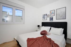 biała sypialnia z dużym łóżkiem i oknem w obiekcie Esso Private Roof Terrace w mieście Zadar