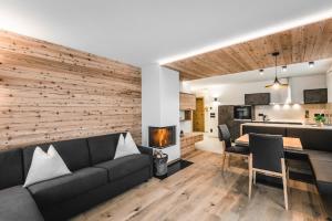 a living room with a couch and a dining room at Lüch de Costa in Colfosco