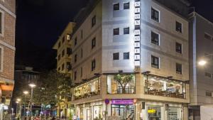 安道尔城阿斯顿酒店的晚上，一栋建筑的侧面挂着招牌