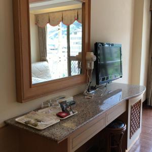 和平的住宿－谷關溫泉飯店，浴室的柜台设有水槽和镜子