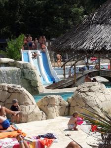 un grupo de personas en una piscina en un complejo en Mobil Home Sainte Baume, en Nans-les-Pins