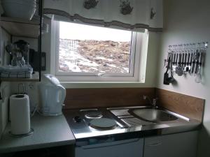 A kitchen or kitchenette at Vatnsás 10