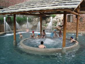 和平的住宿－谷關溫泉飯店，一群人坐在游泳池里