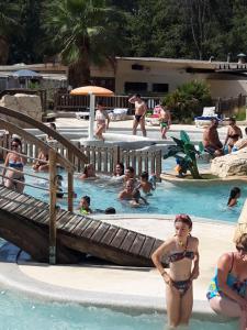 eine Gruppe von Personen in einem Schwimmbad in der Unterkunft Mobil Home Sainte Baume in Nans-les-Pins