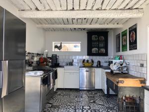 Il comprend une cuisine équipée d'appareils en acier inoxydable et du carrelage. dans l'établissement Villa de charme vue mer et piscine chauffée sur les hauteurs de Golf Juan, à Vallauris