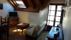 sala de estar con sofá y mesa en Apartaments Morello, en Esterri d'Àneu