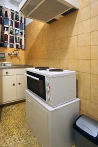 una cucina con piano cottura bianco e lavandino di Aristotle's studio apartment ad Atene
