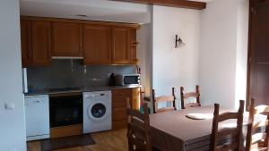 cocina con mesa y comedor en Apartaments Morello, en Esterri d'Àneu