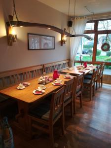 een grote houten tafel met stoelen in een kamer bij Weingut Weich in Riol