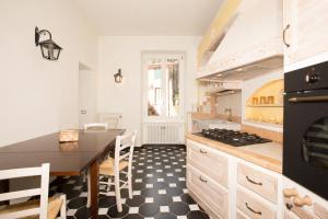 een keuken met een zwart-wit geruite vloer bij Bellambra apartment deluxe in Monterosso al Mare