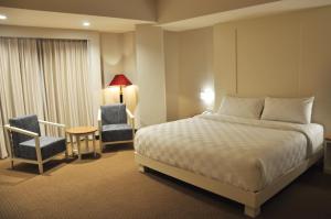 Tempat tidur dalam kamar di Beverly Hotel Batam