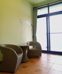 Khu vực ghế ngồi tại Love Ocean & Happy Bay HomeStay