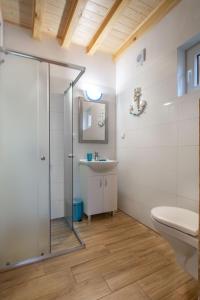 Ένα μπάνιο στο Domki Apartamentowe Kierunek Rozewie +33 φωτογραφίες