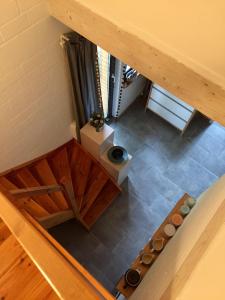 an overhead view of a room with a wooden floor at drunter-drueber-Maisonette-Ferienwohnung-Luebecker-Bucht in Scharbeutz