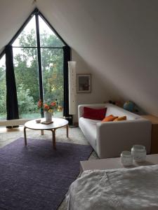 a living room with a couch and a table at drunter-drueber-Maisonette-Ferienwohnung-Luebecker-Bucht in Scharbeutz
