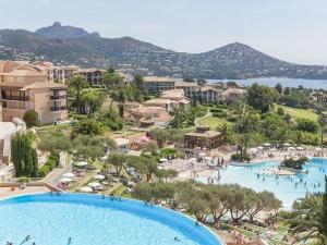 una vista aerea di un resort con una grande piscina di Studio vue mer et Esterel ad Agay - Saint Raphael