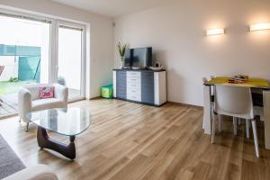 sala de estar con mesa y escritorio en Apartment Aloha, en Znojmo