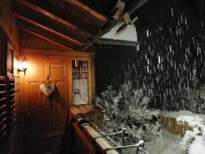 una stanza con la neve sul muro di una casa di B&B Casa Delle Fate a Campodenno