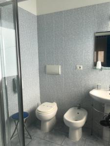 マンフレドーニアにあるDivino Bed & Breackfastのバスルーム(トイレ、洗面台付)