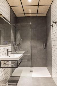 A bathroom at Pensión H30 Bilbao