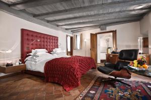 Un pat sau paturi într-o cameră la Widder Hotel - Zurichs Luxury Hideaway