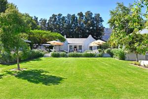 Lavender Farm Guest House في فرانستشوك: منزل مع ساحة كبيرة مع عشب أخضر