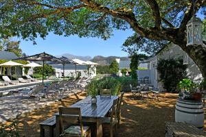 Franschhoek的住宿－薰衣草農場旅館，树下野餐桌椅