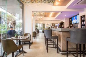 TV a/nebo společenská místnost v ubytování Belaire Suites Hotel